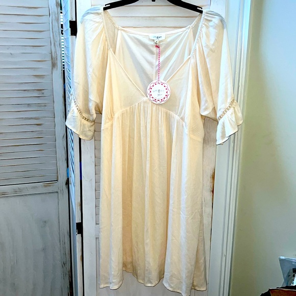 Umgee Dresses & Skirts - NWT/ Umgee Mid Length Bohemian Cream knee length flowy dress, all seasons! ❤️